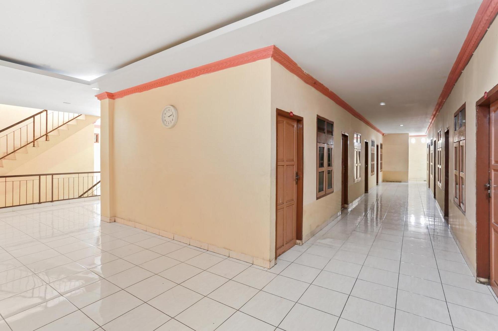 Oyo 93046 Hotel Fortuna Parepare Eksteriør bilde