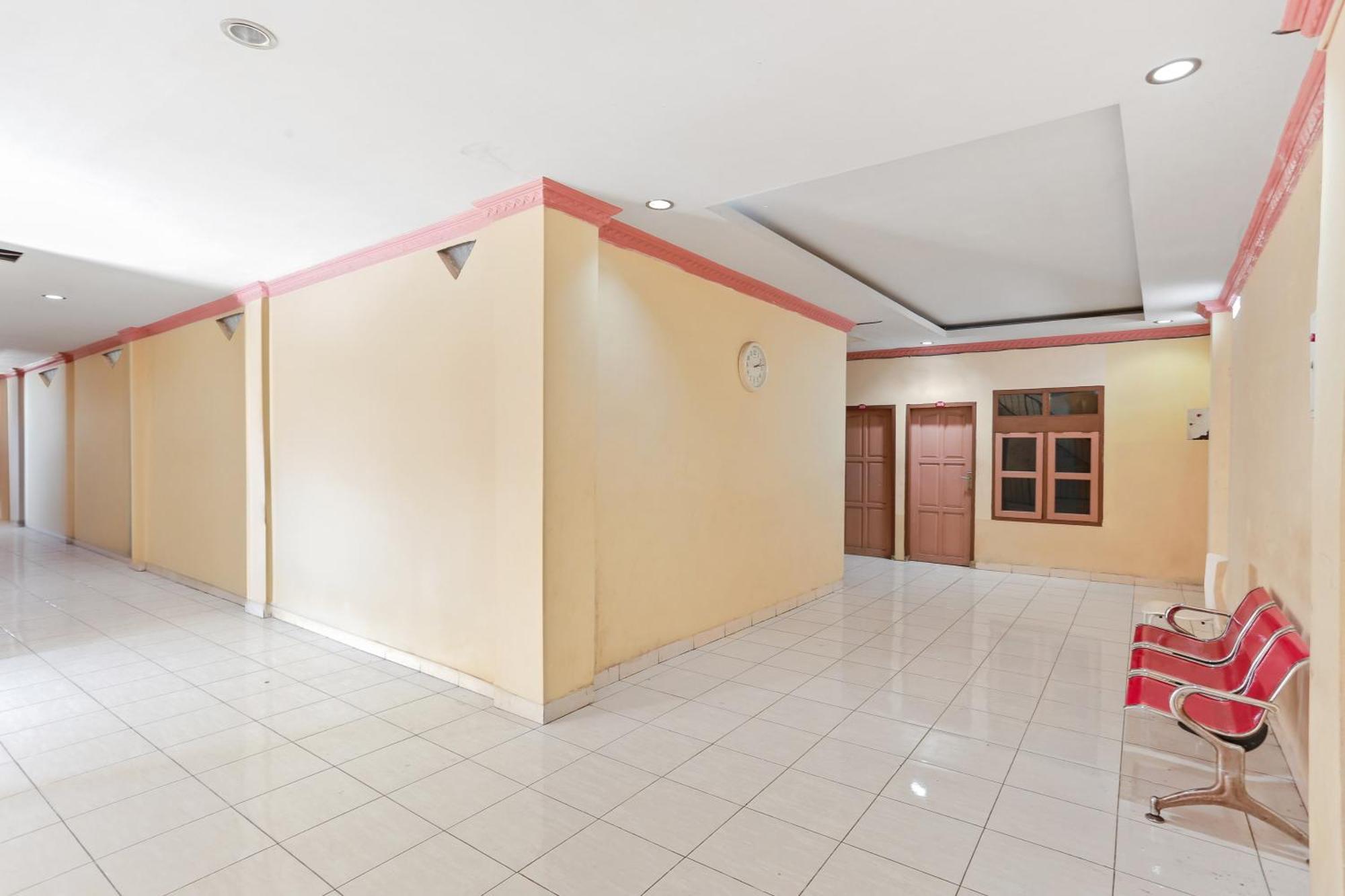 Oyo 93046 Hotel Fortuna Parepare Eksteriør bilde